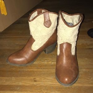 Boots!! Say size 9, fit like 8